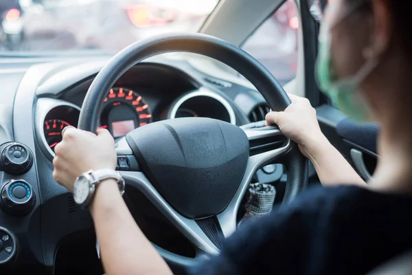 Mulher Jovem Vestindo Máscara Protetora Volante Controle Mão Seu Carro — Fotografia de Stock