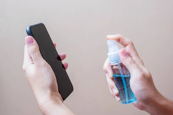 Homem Mão Pulverização Garrafa Desinfetante Álcool Para Smartphone Contra Novo — Fotografia de Stock