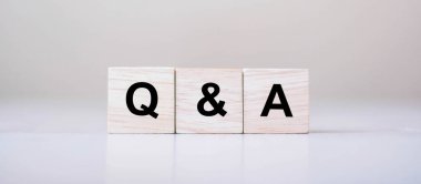 Tahta küp bloklu Q & A sözcüğü. SSS (sıklıkla sorulan sorular), Yanıt, Soru & Sorma, Bilgi, İletişim ve Beyin Fırtınası Kavramları