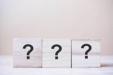 Soru işareti (?) Masa arkasındaki tahta küp blokta. SSS (sıklıkla sorulan sorular), Yanıt, Soru & A, Bilgi, İletişim ve Sorgulama Kavramları