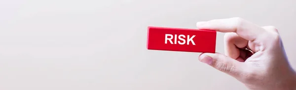 Empresário Mão Segurando Palavra Risk Bloco Madeira Vermelho Com Espaço — Fotografia de Stock