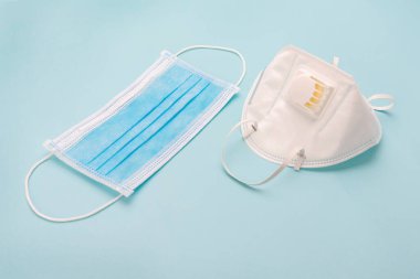 Mavi arka planda tıbbi maske. Kirliliğe, virüse, gribe, öksürüğe ve korona 'ya karşı güvenlik maskesi.