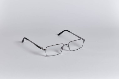 Gümüş çerçeveli bardaklar köşegen, yakın plan, beyaz arka planda izole edilir.