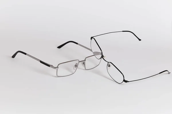 两只眼镜在互相斗 两只眼镜的底部在敌人上方 玻璃杯在白色背景下隔离的特写 — 图库照片