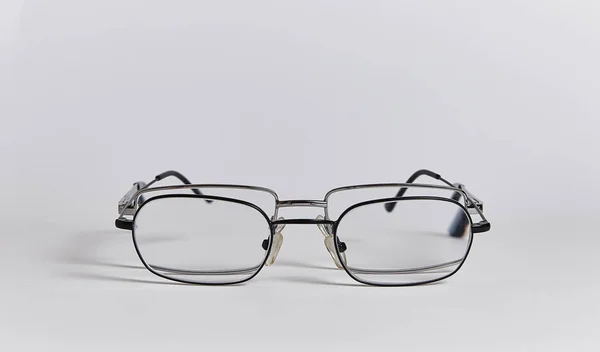 两只眼镜一个接一个地排列在一起 就像两个人一样 玻璃杯在白色背景下隔离的特写 — 图库照片