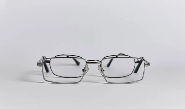 Zwei Brillenpaare Sind Hintereinander Angeordnet Wie Zwei Personen Brille Großaufnahme — Stockfoto