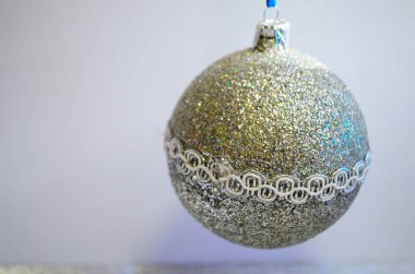 Gümüş arka planda Noel oyuncağı. Yakın plan.