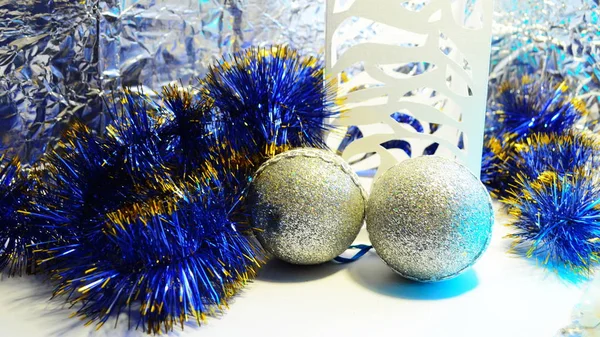 은색 배경의 크리스마스 장난감을 클로즈업 한 모습 — 스톡 사진