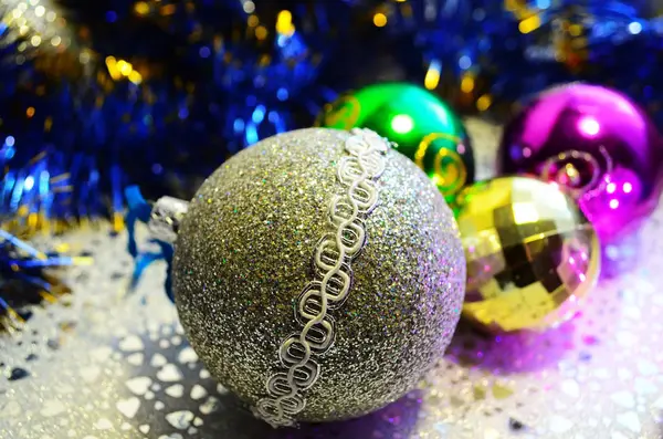 銀の背景にクリスマスのおもちゃクローズアップ — ストック写真