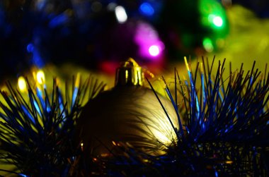 Gümüş arka planda Noel oyuncağı. Yakın plan.