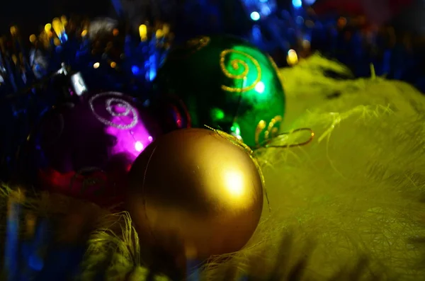 Brinquedo de Natal no fundo prateado fechar — Fotografia de Stock