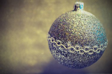 Gümüş arka planda Noel oyuncağı. Yakın plan.