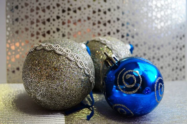 銀の背景にクリスマスのおもちゃクローズアップ — ストック写真