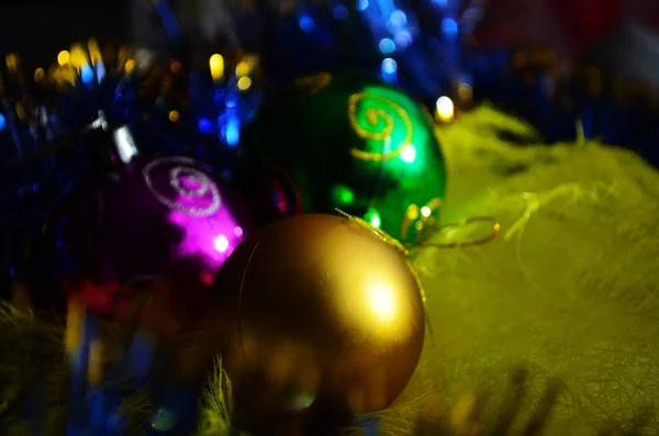 Brinquedo de Natal no fundo prateado fechar — Fotografia de Stock