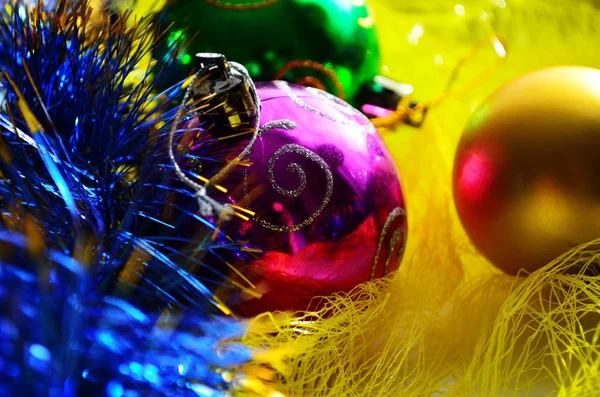 Kerstmis speelgoed op de zilveren achtergrond close-up — Stockfoto