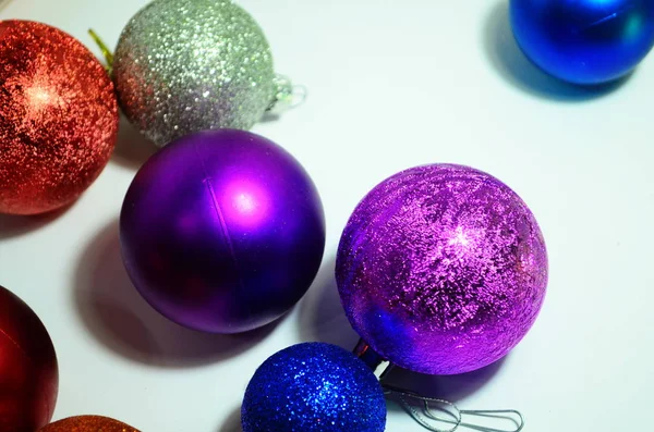 Coloridas bolas de Natal brinquedos — Fotografia de Stock