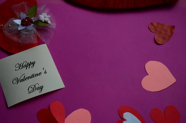 Feliz tarjeta de San Valentín con signo y corazones de peper — Foto de Stock