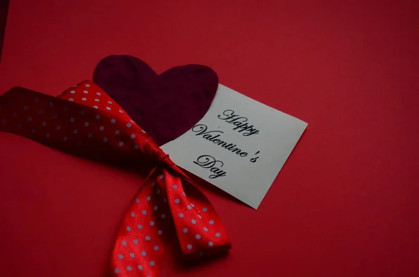 Feliz tarjeta de San Valentín con signo y corazones de peper — Foto de Stock