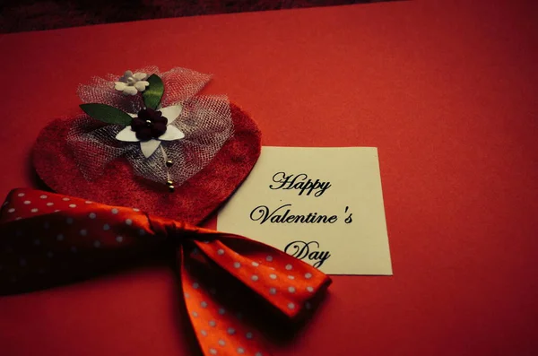 Feliz tarjeta de San Valentín con signo y corazones de peper — Foto de Stock