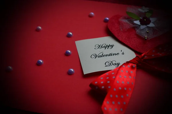 Feliz tarjeta de San Valentín con signo y corazones de peper — Foto de Stock