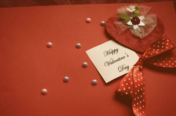 Feliz tarjeta de San Valentín con signo y corazones de peper — Foto de Stock