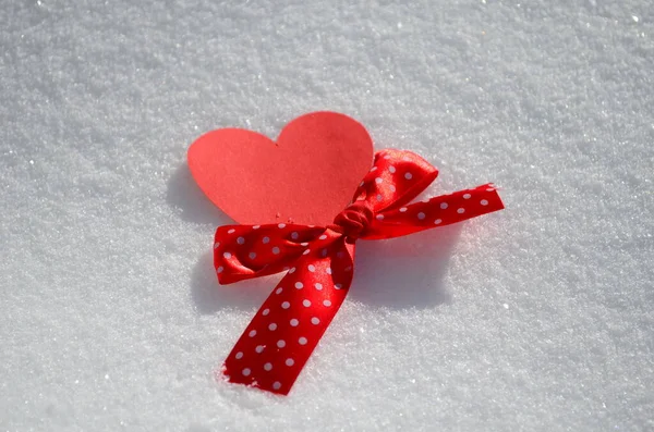 Buon San Valentino cuori rossi vicino sulla neve — Foto Stock