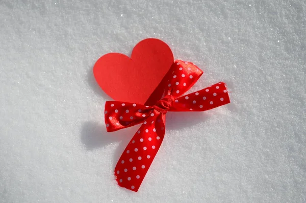 Szczęśliwych Walentynek czerwone serca zamknąć na śniegu — Zdjęcie stockowe
