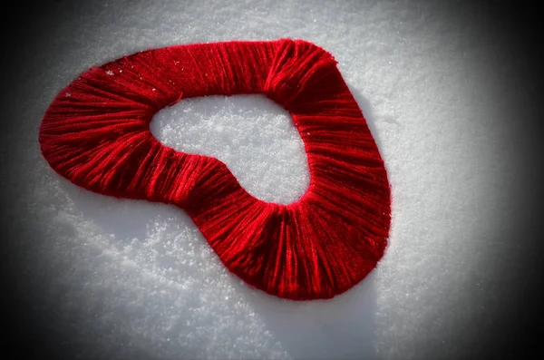 Gelukkige Valentijnsdag rode harten sluiten op sneeuw — Stockfoto