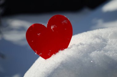 Sevgililer Günü 'nüz kutlu olsun. Kırmızı kalpler karda kapanıyor.