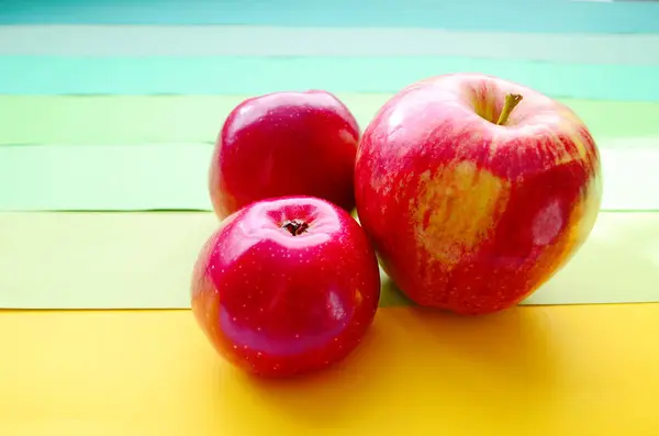 Frutas maduras frescas na mesa — Fotografia de Stock