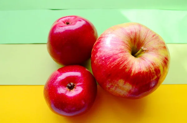 Frutas maduras frescas na mesa — Fotografia de Stock