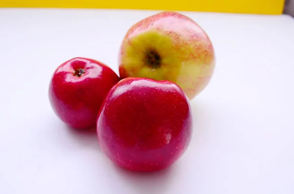 Čerstvé zralé ovoce na stole — Stock fotografie