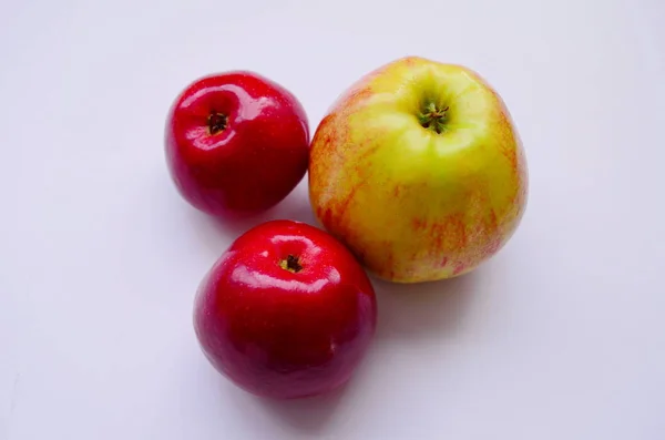 Frutas maduras frescas na mesa — Fotografia de Stock