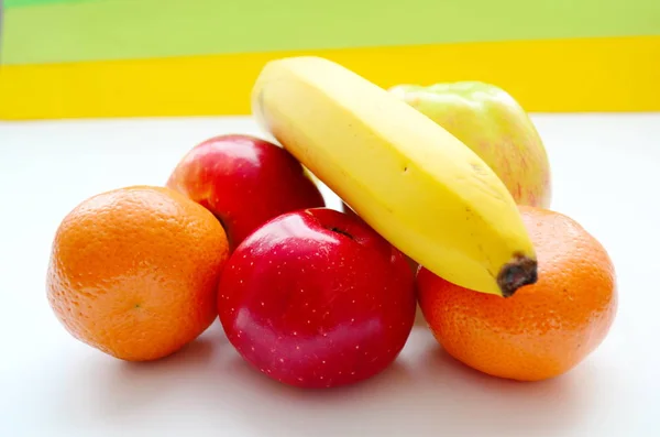 Frutas frescas maduras sobre la mesa — Foto de Stock