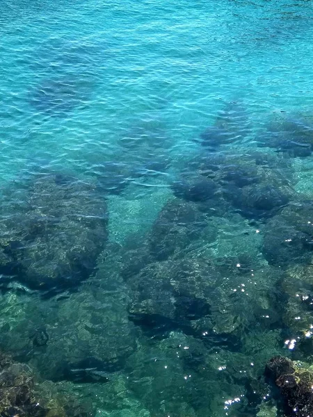 Mar azul claro profundo con rocas — Foto de Stock