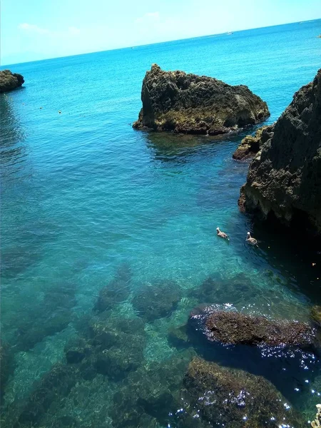 Mar azul claro profundo con rocas — Foto de Stock