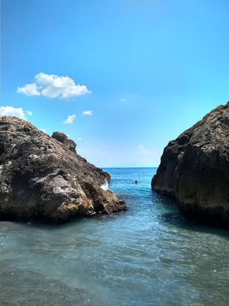 Mar azul profundo con roces y nubes en el cielo — Foto de Stock