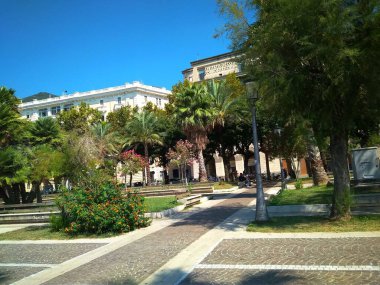 avuç içi ile güzel bir parkta yürüyüş