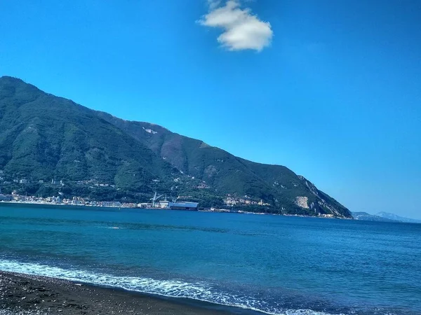 青い海と空 地平線上の雲 — ストック写真