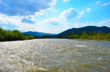 Uçurumlar arasındaki dağ nehri. Nehrin mavi berrak suyu.