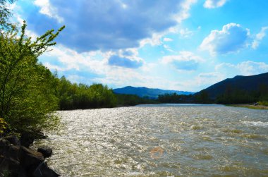 Uçurumlar arasındaki dağ nehri. Nehrin mavi berrak suyu.