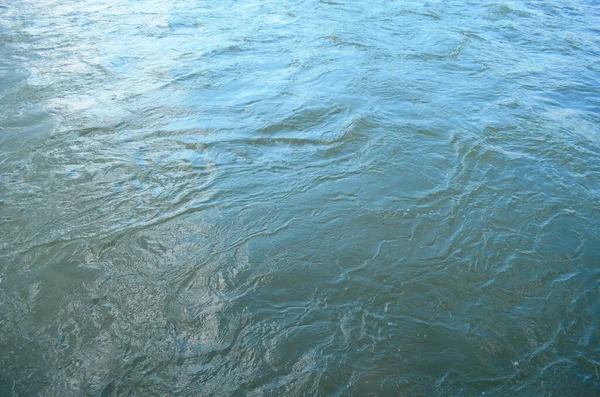 Uçurumlar arasındaki dağ nehri. Nehrin mavi berrak suyu.