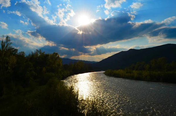 Rio Montanha Entre Falésias Água Clara Azul Rio — Fotografia de Stock