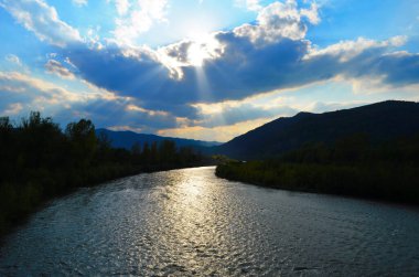 Uçurumlar arasındaki dağ nehri. Nehrin mavi berrak suyu.