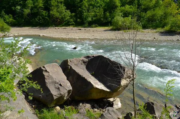 崖の間の山の川 川の青い澄んだ水 — ストック写真
