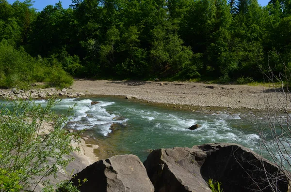 Górska Rzeka Między Klifami Błękitna Czysta Woda Rzeki — Zdjęcie stockowe