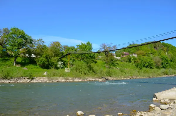 Uçurumlar Arasındaki Dağ Nehri Nehrin Mavi Berrak Suyu — Stok fotoğraf