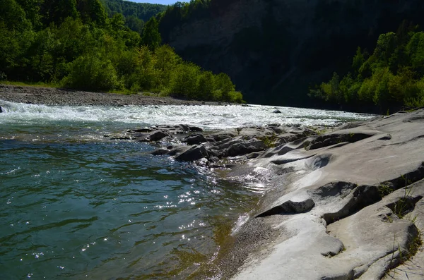 Río Montaña Entre Acantilados Aguas Cristalinas Azules Del Río —  Fotos de Stock