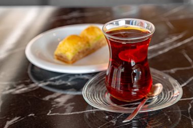 Kafe masasında şekerli Türk çayı. Türkiye 'nin Yiyecek ve İçecekleri.