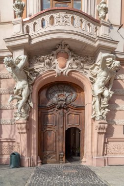 Caryatids klasik bina cephesi pembe renklerle.